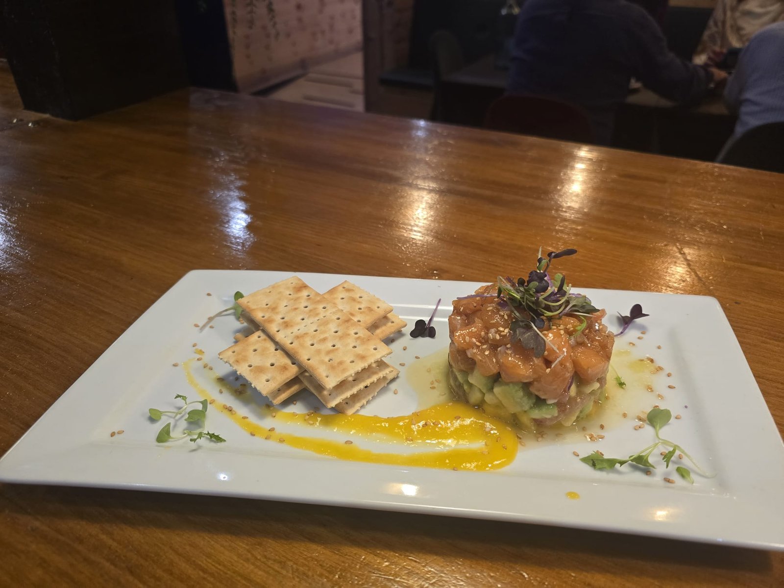 Tartar de salmón con aguacate y mango