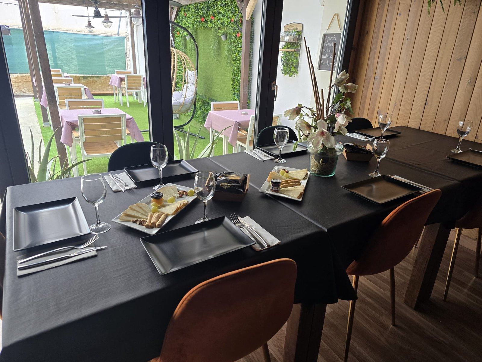 Salón privado - Mesa preparada con vistas a la terraza