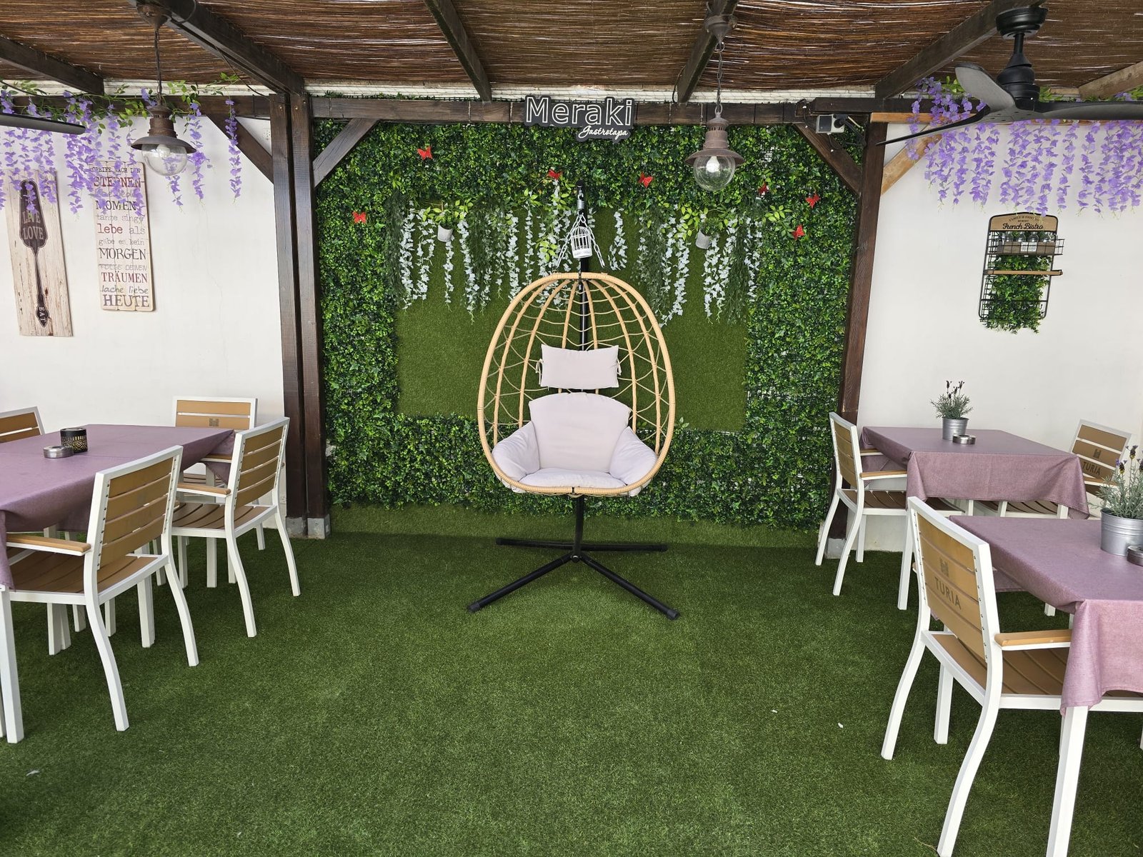 Terraza Meraki Gastrotapa - Silla huevo y pérgola